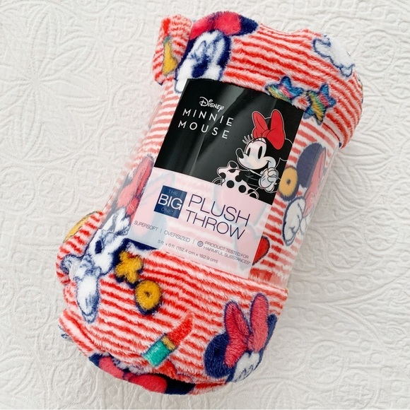 Minnie Mouse Supersoft Plush Throw (5' x 6') - Picture 1 of 3